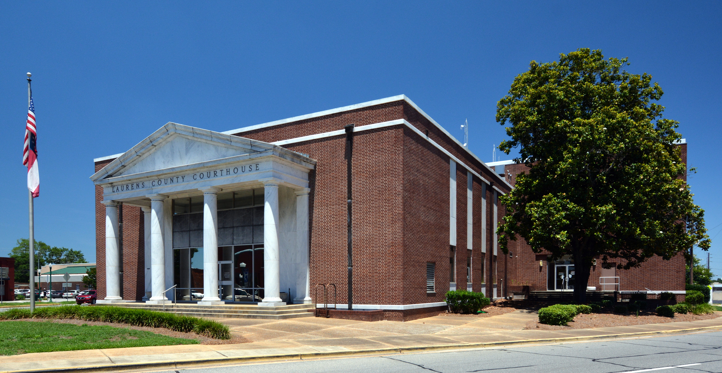 A rural Georgia courthouse with American flag
